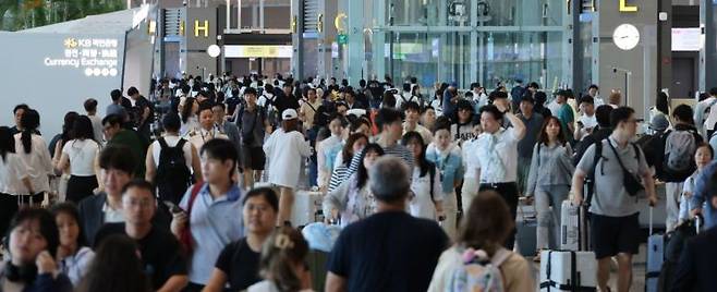 본격적인 휴가철을 맞아 인천국제공항 출국장이 인파로 붐비고 있다. 연합뉴스
