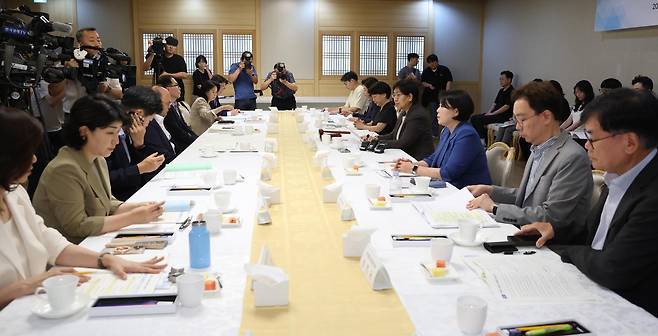 정은경 보건복지부 장관이 28일 오후 서울 종로구 정부서울청사에서 열린 제80차 중앙생활보장위원회를 주재하고 있다. 2026.07.28 뉴시스