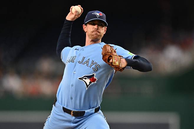 <yonhap photo-2943=""> WASHINGTON, DC - JULY 28: Shane Bieber #57 of the Toronto Blue Jays pitches in the first inning against the Washington Nationals at Nationals Park on July 28, 2026 in Washington, DC. Jamie Sabau/Getty Images/AFP (Photo by Jamie Sabau / GETTY IMAGES NORTH AMERICA / Getty Images via AFP)/2026-07-29 09:49:05/ <저작권자 ⓒ 1980~2026 ㈜연합뉴스. 무단 전재 재배포 금지, AI 학습 및 활용 금지></yonhap>