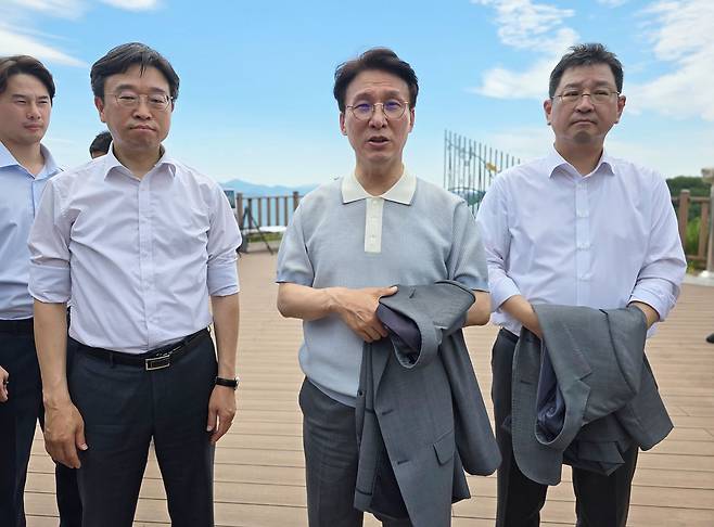 더불어민주당 전당대회에 출마한 김민석 대표 후보가 28일 오후 이재명 대통령이 피습당한 부산 가덕도 전망대에서 신공항 건설 사업 브리핑을 들은 뒤 본지 인터뷰를 하고 있다. 손성배 기자