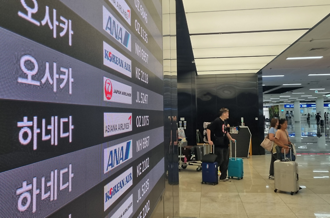 김포공항 국제터미널이 이용객들로 붐비고 있다. [이승환기자]
