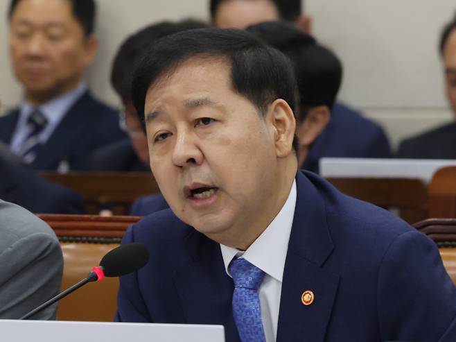 구윤철 부총리 겸 재정경제부 장관이 29일 오전 서울 여의도 국회 에서 열린 재정경제기획위원회 전체회의에서 의원질의에 답하고 있다./사진제공=뉴스1