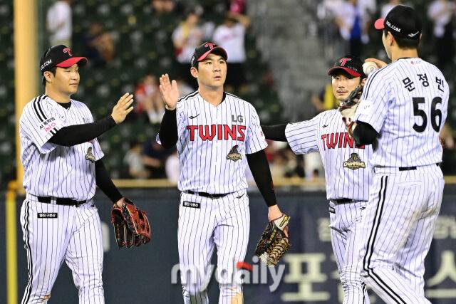 LG 선수들이 5-3으로 키움에 승리 후 기뻐하고 있다./잠실=한혁승 기자