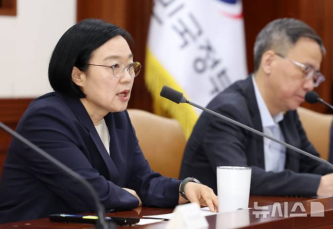[서울=뉴시스] 조성우 기자 = 한성숙(왼쪽) 국무총리가 29일 오전 서울 종로구 정부서울청사에서 열린 제16차 비상경제점검회의에서 발언하고 있다. 2026.07.29. xconfind@newsis.com