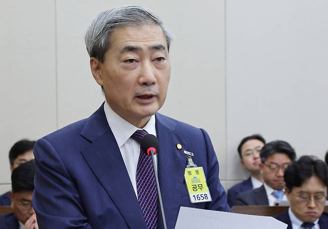신현송 한국은행 총재가 29일 국회 재정경제기획위원회 전체회의에 출석해 업무보고를 하고 있다. 오승현 기자