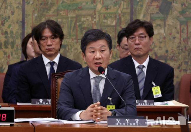 정몽규 대한축구협회장이 지난 2024년 9월 24일 서울 여의도 국회에서 열린 문화체육관광위원회의 대한축구협회 등에 대한 현안질의에서 의원 질의에 답하고 있다. 왼쪽은 홍명보 감독, 오른쪽은 이임생 당시 대한축구협회 기술총괄이사. /사진=뉴시스