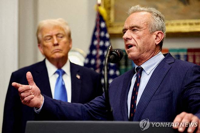 로버트 케네디 주니어 미국 보건복지부 장관(우)과 도널드 트럼프 대통령 [로이터=연합뉴스. 재판매 및 DB 금지]