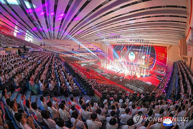 김정은, 전승절 73주년 기념공연에 참석 (평양 조선중앙통신=연합뉴스) 김정은 북한 국무위원장이지난 27일  6·25전쟁 정전협정 체결 73주년(전승절)을 기념하는 공연에 참석했다고 조선중앙통신이 28일 보도했다.기념공연에는 딸 주애와 부인 리설주도 동행했다. 2026.7.28 
    [국내에서만 사용가능. 재배포 금지. For Use Only in the Republic of Korea. No Redistribution]