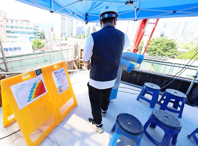 야외 작업에 필수인 '이동식 에어컨' (대구=연합뉴스) 박세진 기자 = 29일 대구 한 건설 현장에서 작업자가 이동식 에어컨을 점검하고 있다. 2026.7.29 psjpsj@yna.co.kr