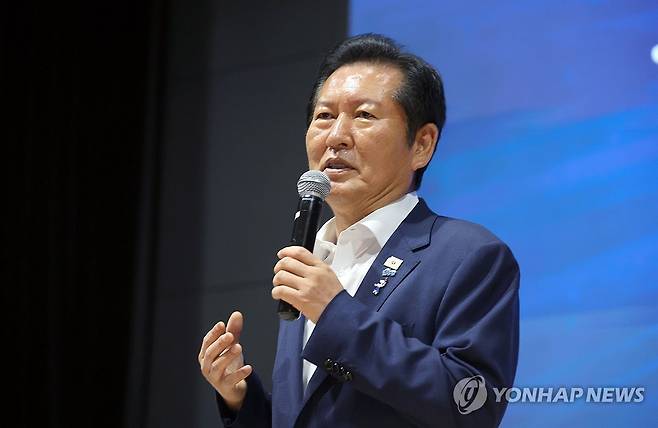 발언하는 정청래 당 대표 후보 (전주=연합뉴스) 최영수 기자 = 더불어민주당 정청래 당 대표 후보가 28일 전북 전주시 전주대학교에서 열린 전국여성비전포럼 결의대회에서 발언하고 있다. 2026.7.28 kan@yna.co.kr