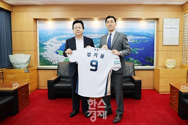 강기윤 창원시장(왼쪽)과 이진만 NC다이노스 대표이사가 강 시장의 이름이 새겨진 유니폼을 들고 기념촬영하고 있다. 사진= 이화랑/ 김은희 기자