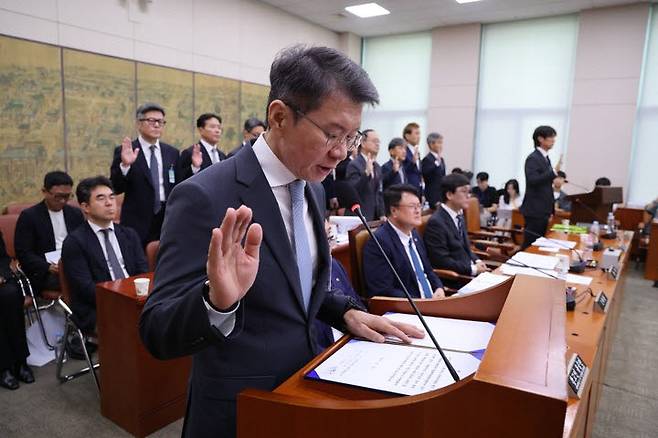 정몽규 전 대한축구협회장이 30일 국회 문화체육관광위원회에서 열린 대한축구협회 현안 관련 청문회에 출석해 증인 선서하고 있다. 사진=연합뉴스