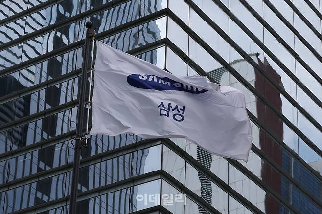 [이데일리 이영훈 기자] 삼성전자가 인공지능(AI) 메모리 수요 확대에 힘입어 올해 2분기 역대 최대 실적을 기록했다고 공시한 30일 서울 서초구 삼성전자 서초사옥.  삼성전자는 올해 2분기 연결 기준 영업이익이 89조 5000억 원, 매출 171조 5000억 원을 기록했다. 이는 전년 동기 대비 각각 1813.8%, 130.0% 늘어난 규모다.
