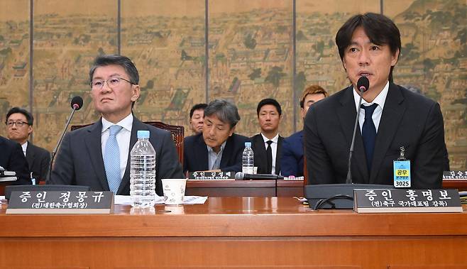 청문회 출석해 답변하는 홍명보 전 축구대표팀 감독   (서울=연합뉴스) 홍명보 전 축구대표팀 감독(오른쪽)이 30일 국회 문화체육관광위원회에서 열린 대한축구협회 현안 관련 청문회에 증인으로 출석해 의원 질의에 답하고 있다. 홍 전 감독 왼쪽은 정몽규 전 대한축구협회장. 2026.7.30 [국회사진기자단]   photo@yna.co.kr (끝)  〈저작권자(c) 연합뉴스, 무단 전재-재배포, AI 학습 및 활용 금지〉