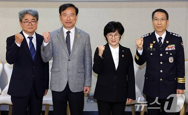 원민경 성평등가족부 장관이 서울 종로구 정부서울청사에서 범정부 디지털성범죄 대응 협의체 킥 오프 회의에서 주요 참석자들과 기념촬영 하고 있다. 왼쪽부터 송요훈 방송미디어통신심의위원회 사무총장, 김종철 방송미디어통신위원회 위원장, 원 장관, 유재성 경찰청장 직무대행. 2026.6.9 ⓒ 뉴스1 김명섭 기자