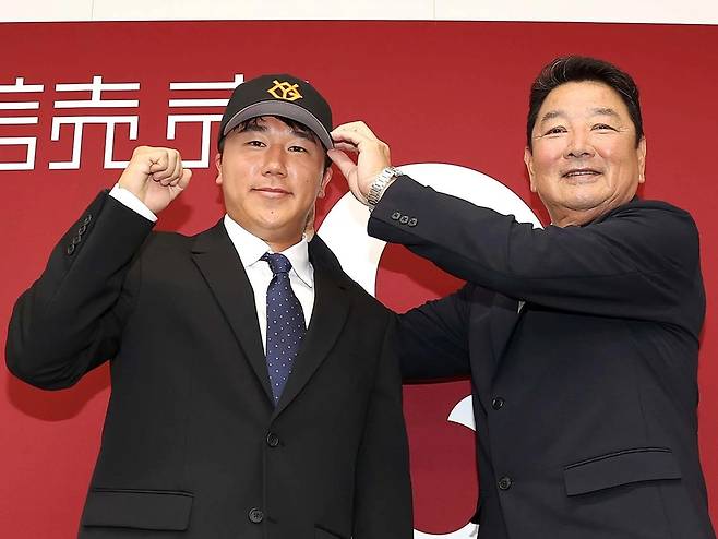 이건희(왼쪽)가 일본프로야구 요미우리 자이언츠와 육성선수 계약을 맺었다. (요미우리 자이언츠 홈페이지 캡처)