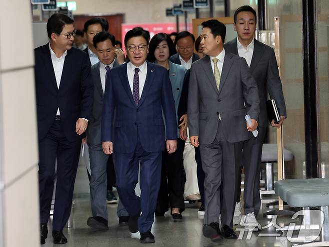 국민의힘 장동혁 대표와 정점식 원내대표가 30일 오전 서울 여의도 국회에서 열린 최고위원회의에 참석하고 있다. 2026.7.30 ⓒ 뉴스1 황기선 기자