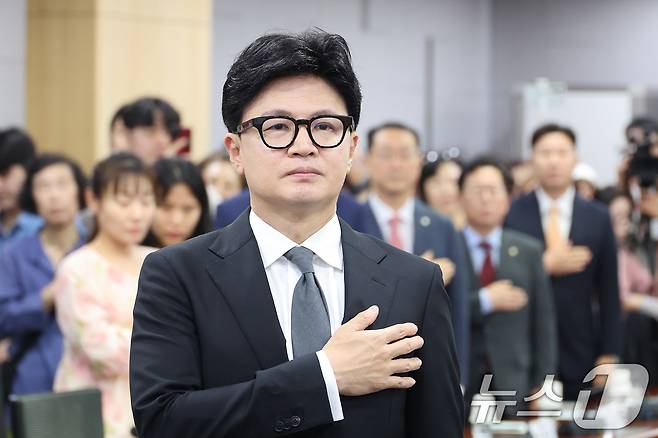 한동훈 무소속 의원이 지난 29일 서울 여의도 국회 의원회관에서 열린 ‘보완수사 금지, 기어이 범죄자의 편에 설 것인가’ 토론회에서 국민의례를 하고 있다. 2026.7.29 ⓒ 뉴스1 신웅수 기자