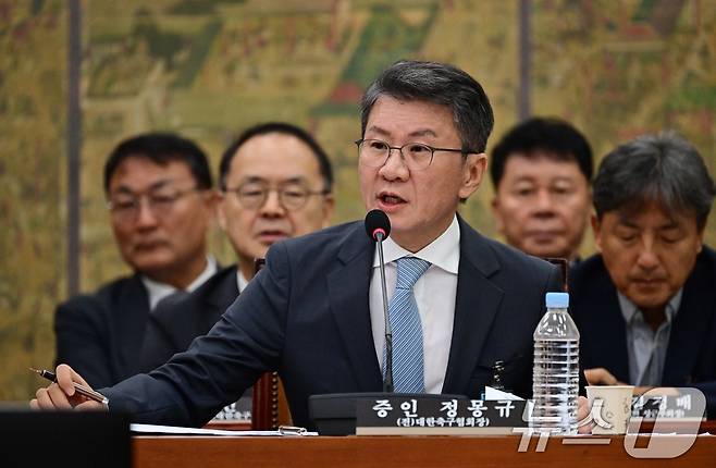 정몽규 전 대한축구협회장이 30일 국회 문화체육관광위원회에서 열린 대한축구협회 현안 관련 청문회에 증인으로 출석해 의원들의 질의에 답하고 있다. 2026.7.30 ⓒ 뉴스1 국회사진기자단