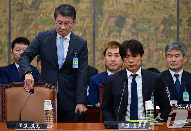 정몽규 전 대한축구협회장과 홍명보 전 축구대표팀 감독이 30일 국회 문화체육관광위원회에서 열린 대한축구협회 현안 관련 청문회에 증인으로 출석하고 있다. 2026.7.30 ⓒ 뉴스1 국회사진기자단