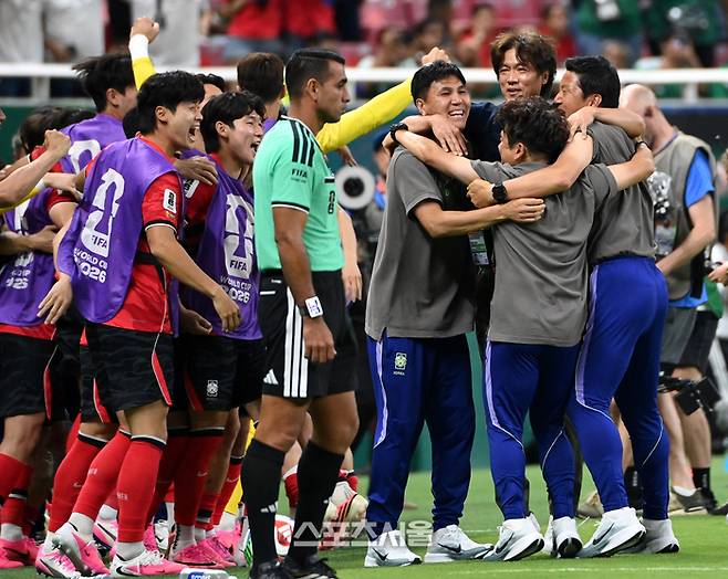 홍 전 감독이 월드컵 체코와의 경기에서 2-1로 승리한 뒤 코칭스태프와 함께 기뻐하고 있다.