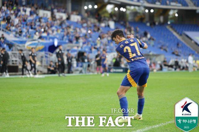 지난해 10월18일 울산HD 소속 이청용이 광주FC전 득점후 골프 스윙동작으로 하며 골뒤풀이를 하고 있다./K리그