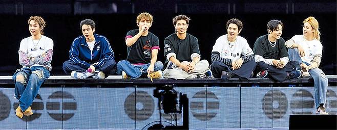 지난 6월 12~13일 부산아시아드주경기장에서 ‘BTS 아리랑 투어 인 부산’ 무대에 오른 BTS. 데뷔 13주년을 맞아 이틀 동안 열린 이번 공연에서 멤버들은 더욱 노련해진 라이브 실력으로 팬들의 환호를 받았다. 왼쪽부터 멤버 제이홉, 진, 뷔, RM, 슈가, 정국, 지민./빅히트뮤직