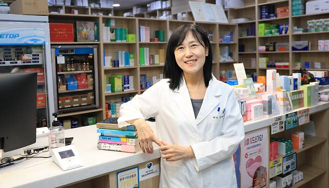 소설가 김희선 은 약사이기도 하다. 그가 매주 수요일 근무하는 강원 원주 구도심의 한 약국을 찾았다. /고운호 기자
