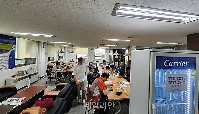퀵서비스 기사 등 이동 노동자들이 30일 오후 서울 중구 북창동에 위치한 휴(休)서울이동노동자 북창쉼터에서 휴식을 취하고 있다. ⓒ데일리안 진현우 기자