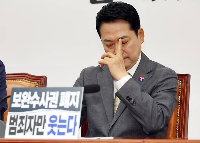 장동혁 국민의힘 대표가 30일 여의도 국회에서 열린 최고위원회의에서 생각에 잠겨 있다. 뉴시스