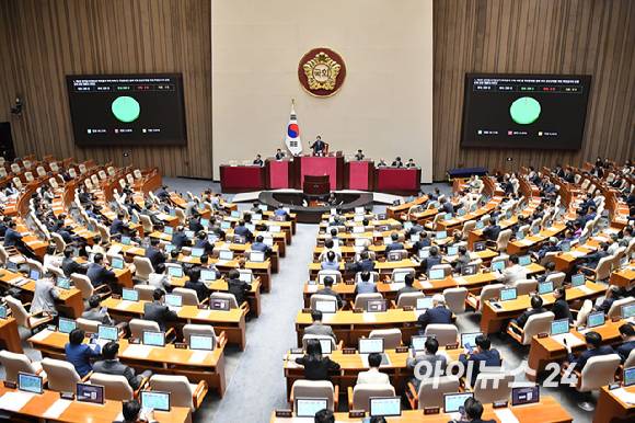 30일 서울 여의도 국회에서 열린 본회의에서 제9회 전국동시지방선거 투표용지 부족사태 등 국민참정권 침해 의혹 진상규명을 위한 특별검사의 임명 등에 관한 법률안(대안)이 통과되고 있다. [사진=곽영래 기자]