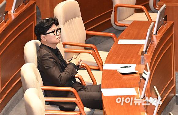 한동훈 무소속 의원과 정성호 법무부 장관이 30일 서울 여의도 국회에서 열린 본회의에서 주호영 국민의힘 의원의 형사소송법 일부개정법률안(대안)에 대해 무제한토론(필리버스터)를 경청하고 있다. [사진=곽영래 기자]