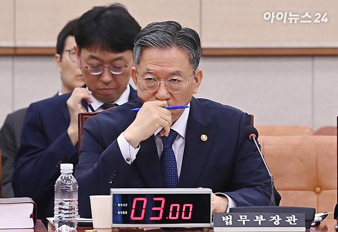 정성호 법무부 장관이 29일 서울 여의도 국회에서 열린 법제사법위원회 전체회의에서 자료를 살펴보고 있다. [사진=곽영래 기자]