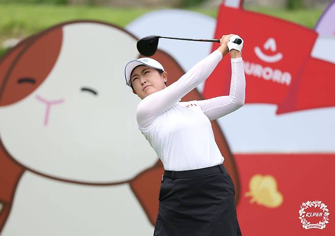 (서울=뉴스1) = 김민주가 30일 강원도 원주 오로라골프앤리조트에서 열린 '2026 오로라월드 챔피언십' 1라운드 1번 홀에서 티샷을 하고 있다. (KLPGA 제공. 재판매 및 DB금지) 2026.7.30/뉴스1