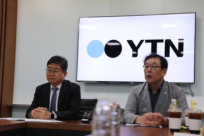 YTN 이사회는 30일 서울 마포구 상암동 YTN 사옥에서 기자회견을 열었다. 정재훈 YTN 대표이사 직무대행(왼쪽)과 오창익 YTN 사외이사가 발언하고 있다. /YTN 제공