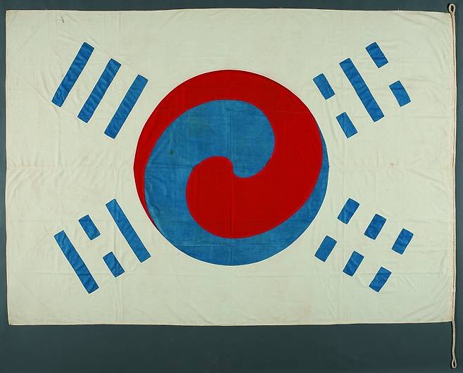 우리나라에서 가장 오래된 태극기인 데니 태극기.