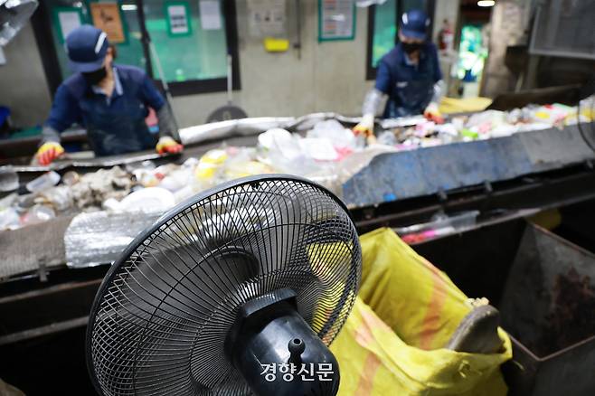 28일 경기도의 한 재활용선별장에서 작업자들이 폭염 속에서 선별 작업을 하고 있다. 정지윤 선임기자