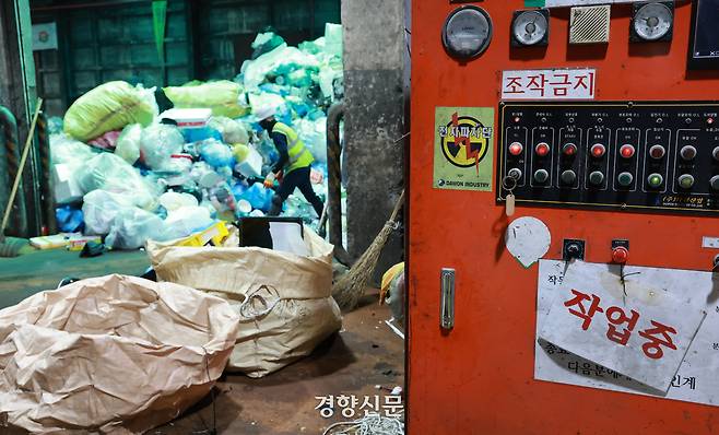28일 경기도의 한 재활용선별장에서 한 작업자가 폭염 속에서 선별 작업을 하고 있다. 정지윤 선임기자