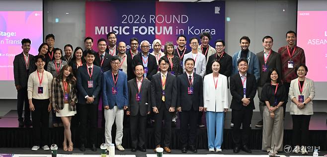 30일 인천 송도컨벤시아에서 열린 ‘2026 라운드 뮤직 포럼 인 코리아’ 참석자들이 기념 촬영을 하고 있다. 조병석기자