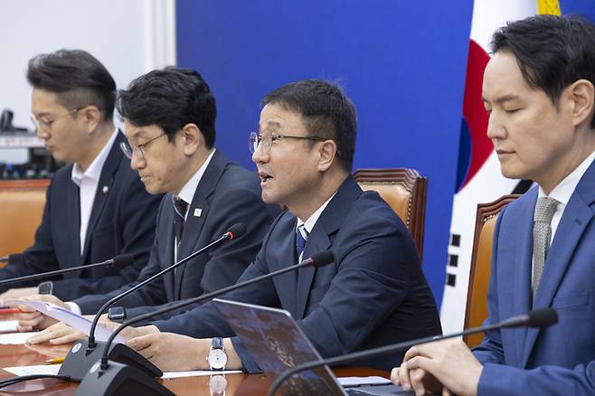 한병도 더불어민주당 대표 직무대행 겸 원내대표가 30일 국회에서 열린 정책조정회의에서 발언하고 있다. [연합뉴스]