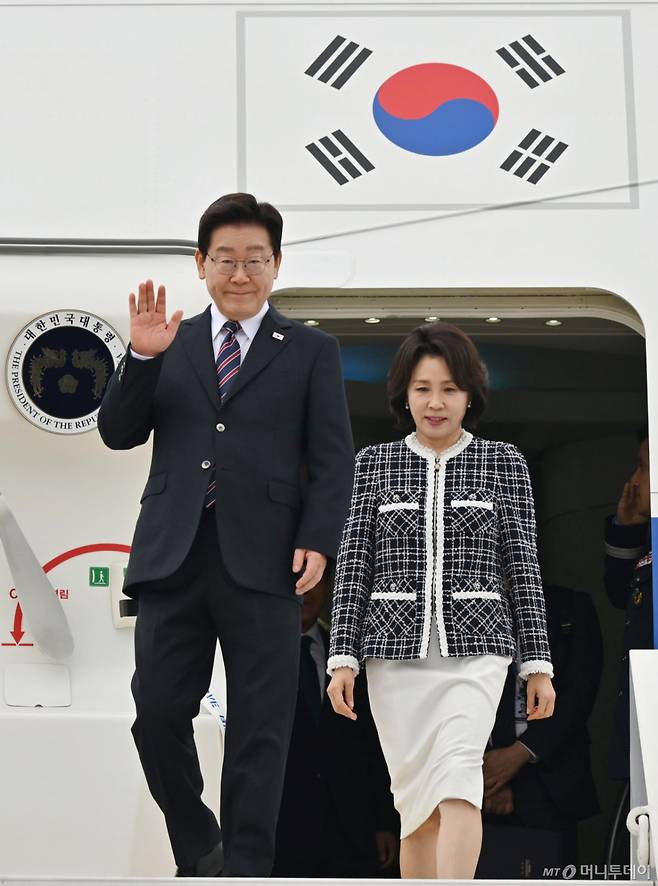 [산티아고=뉴시스] 김진아 기자 = 칠레를 공식 방문한 이재명 대통령과 김혜경 여사가 29일(현지 시간) 칠레 산티아고 국제공항에 도착해 인사를 하고 있다. 2026.07.30. bluesoda@newsis.com /사진=조성봉