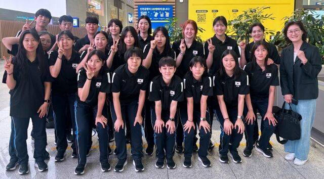 이승여 감독이 지휘하는 한국 U17 여자배구 대표팀이 27일 출국을 앞두고 인천국제공항에서 단체 사진 촬영에 임하고 있다./대한배구협회 제공