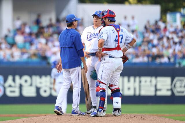 양창섭(가운데)과 강민호가 7월 29일 대구 KIA 타이거즈전 마운드에서 대화를 하고 있다./삼성 라이온즈 제공
