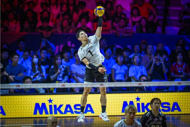 일본남자배구대표팀에서 주포로 활약 중인 니시다 유지가 29일 열린 중국과 2026 VNL 8강전에서 서브를 넣고 있다./국제배구연맹(FIVB) 제공