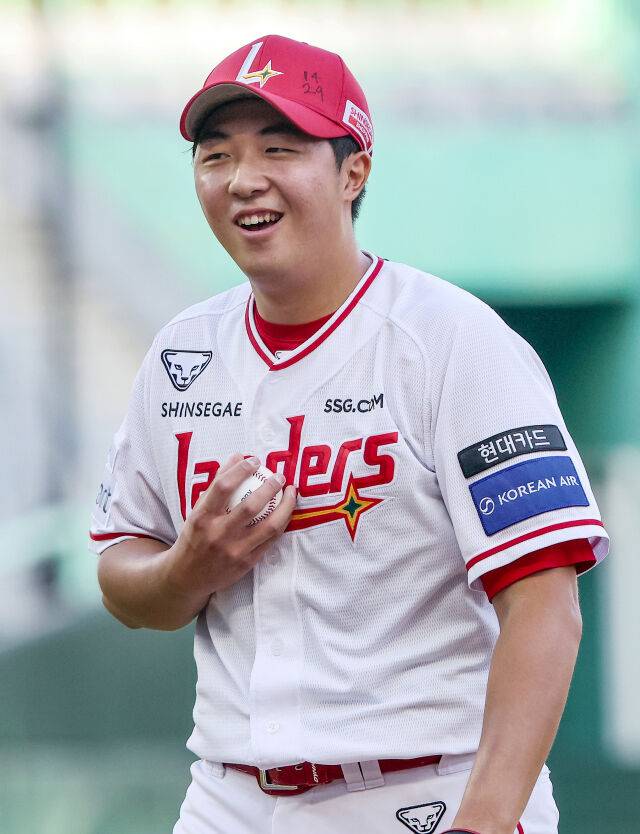 김민준이 7월 29일 인천 두산 베어스전에 출전해 웃고 있다./SSG 랜더스 제공