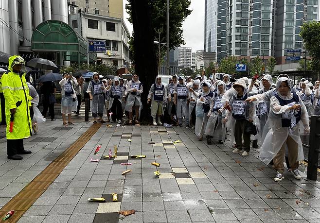 지난 21일 오전 11시께 서울 서대문구 경찰청 앞에 발달장애인 가족과 시민단체 회원 등 150여명이 모였다. 이들은 ‘발달장애인 대상 공권력 남용 규탄 및 재발 방지 대책 수립을 요구하는 결의대회’를 열고 항의의 뜻으로 경찰청 방향으로 아이스크림을 던졌다. 김서현 수습기자