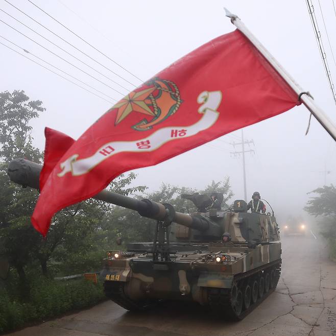 인천 옹진군 대연평도에서 해병대 연평부대 K9 자주포가 안갯속에 기동하고 있다. 사진은 기사와 무관. [연합]