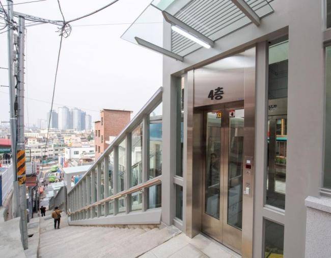 용산구 해방촌 108계단에 설치된 승강기. [헤럴드경제DB]
