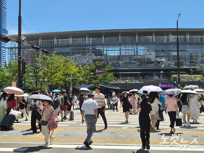 30일 오전 부산역 앞에서 관광객과 시민들이 뜨거운 햇빛에 양산을 쓰고 지나가고 있다. 정혜린 기자