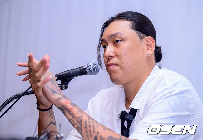 [OSEN=지형준 기자] 프로농구 부산 KCC 이지스 최준용이 29일 서울 여의도 콘래드 서울 호텔에서 해외 진출 선언 기자회견을 가졌다.이날 최준용은 미국 진출에 대한 도전 의사를 밝혔다.최준용이 질문에 답을 하고 있다. 2026.07.29 / jpnews@osen.co.kr